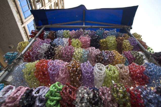 Barraca vende pulseiras plásticas na calçada da Rua 25 de Março, São Paulo Barraca vende pulseiras plásticas na calçada da Rua 25 de Março, São Paulo