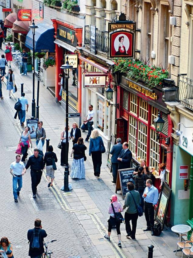 Uma rua à inglesa sempre tem um pub, como a Villiers St., em Embankment Uma rua à inglesa sempre tem um pub, como a Villiers St., em Embankment