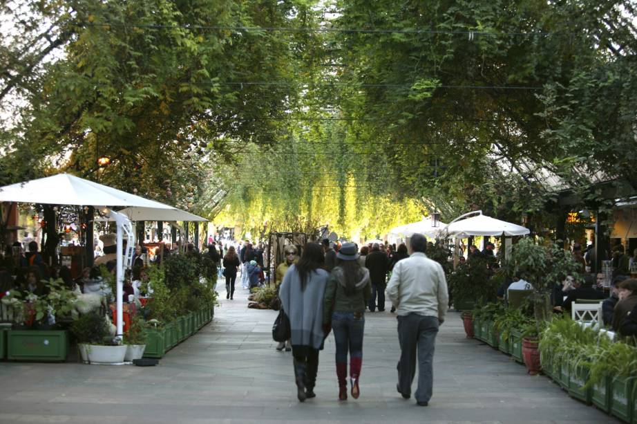 Com pouco mais de 100 metros, a Rua Coberta concentra o burburinho com cafés, bares e lojas