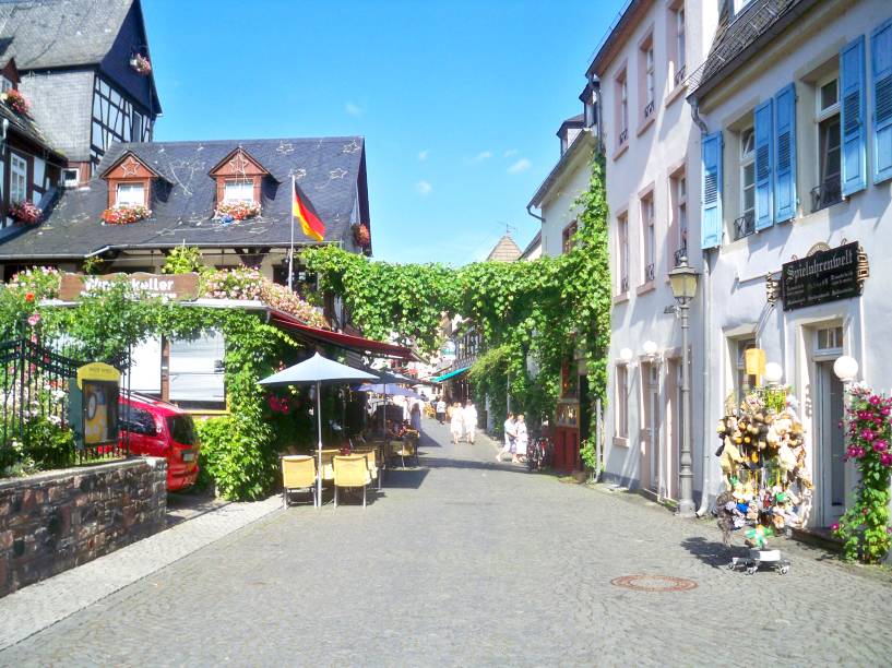 Essa cidade do <strong>Vale do Reno </strong>é conhecida graças à vitivinicultura, com vinícolas bem rankeadas entre os rótulos alemães e ótimos passeios guiados. Por aqui, é possível encontrar sítios arqueológicos dos povos celtas e até dos romanos que conquistaram a região. Seu centrinho concentra belas construções e museus, mas é na atividade cultural que encontra-se o ponto forte local, visto que festivais de música são frequentes. <a href="https://www.booking.com/city/de/rudesheim-am-rhein.pt-br.html?aid=332455&label=viagemabril-vilasalemanha" target="_blank" rel="noopener"><em>Busque hospedagens em Rüdesheim am Rhein no Booking.com</em></a>