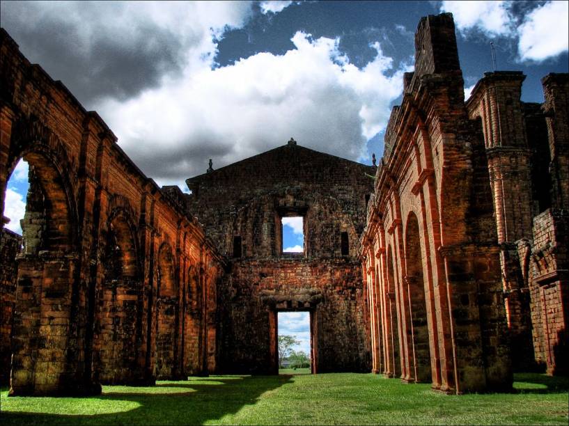 <strong>Ruínas de São Miguel das Missões, Rio Grande do Sul</strong> Erguidas pelos padres jesuítas em território pertencentes aos índios Guaranis entre os séculos 17 e 18, as construções serviam como pólos catequizadores das pessoas que moravam aqui antes da chegada dos portugueses. Tombadas pela Unesco em 1983, as ruínas das missões jesuísticas constituem-se em um conjunto arquitetônico espalhado entre o sul do Brasil e a Argentina – ali, viveu uma comunidade de indígenas que adquiriu conhecimentos tecnológicos, graças às interações com os jesuítas, e que resistiu à posterior invasão portuguesa, mas foi massacrada pelos invasores. Quatro ruínas ficam do lado argentino, e no lado brasileiro, restou a de São Miguel das Missões.   <a href="https://www.booking.com/searchresults.pt-br.html?aid=332455&sid=605c56653290b80351df808102ac423d&sb=1&src=index&src_elem=sb&error_url=https%3A%2F%2Fwww.booking.com%2Findex.pt-br.html%3Faid%3D332455%3Bsid%3D605c56653290b80351df808102ac423d%3Bsb_price_type%3Dtotal%26%3B&ss=S%C3%A3o+Miguel+das+Miss%C3%B5es%2C+Rio+Grande+do+Sul%2C+Brasil&checkin_monthday=&checkin_month=&checkin_year=&checkout_monthday=&checkout_month=&checkout_year=&no_rooms=1&group_adults=2&group_children=0&b_h4u_keep_filters=&from_sf=1&ss_raw=S%C3%A3o+Miguel+das+Miss%C3%B5es&ac_position=0&ac_langcode=xb&dest_id=-671771&dest_type=city&place_id_lat=-28.54708&place_id_lon=-54.55301&search_pageview_id=df688048658e0427&search_selected=true&search_pageview_id=df688048658e0427&ac_suggestion_list_length=3&ac_suggestion_theme_list_length=0" target="_blank" rel="noopener"><em>Busque hospedagens em São Miguel das Missões</em></a>