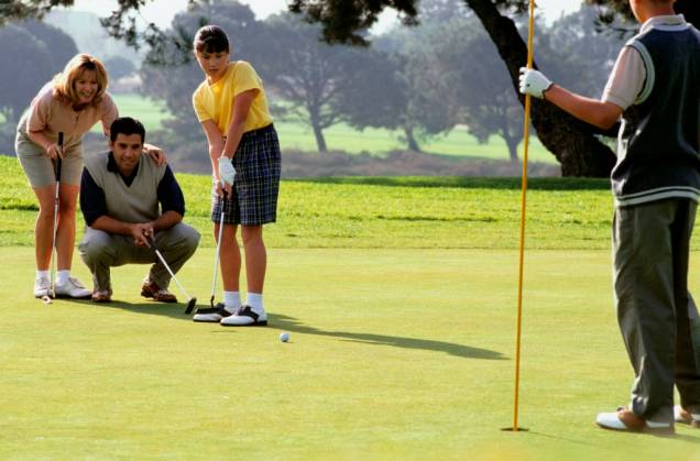 <strong>Vá jogar golfe </strong> A maioria das pessoas imagina que o golfe é um esporte elitista. Saiba que este é um dos esportes mais populares do mundo. Nos Estados Unidos, na Coreia do Sul e no Japão há muito campos públicos e as partidas são uma divertida atividade familiar. Como passa-se quase o tempo todo caminhando, é uma boa desculpa para botar a conversa em dia. Para começar, por que não tentar umas tacadas em mini-golfes ou campos para treinar os <em>drives</em>, as tacadas mais fortes? Em São Paulo, você pode fazer isso até mesmo em bairros centrais, como Aclimação e Aeroporto. No Rio de Janeiro, alguns hotéis também contam com parcerias com campos, assim como vários grandes resorts do nordeste. Todos contam boa infraestrutura, com instrutores, restaurante ou lanchonete e vestiários. Só para ter uma ideia dos custos, um balde com 50 bolinhas para treinar no <em>driving range </em>– os tacos são emprestados – sai por valores desde R$ 9. A entrada é de graça em boa parte dos clubes abertos ao público não associado.<br /> <br /> <strong>Golfcenter da Federação Paulista de Golfe </strong>(Rua Dep. João Bravo Caldeira, 273, São Paulo - SP, (11) 5070.5844, <a href="https://www.fpggolfcenter.com.br" rel="www.fpggolfcenter.com.br" target="_blank">www.fpggolfcenter.com.br</a>) – 60 bolinhas por R$ 15<br /> <strong>Academia de Golf Aclimação </strong>(Rua Conselheiro Furtado, 1345, São Paulo - SP, (11) 3208-4187, <a href="https://www.academiadegolfaclimacao.com.br" rel="www.academiadegolfaclimacao.com.br" target="_blank">www.academiadegolfaclimacao.com.br</a>) - 100 bolinhas por R$ 17 <strong>Vá jogar golfe </strong> A maioria das pessoas imagina que o golfe é um esporte elitista. Saiba que este é um dos esportes mais populares do mundo. Nos Estados Unidos, na Coreia do Sul e no Japão há muito campos públicos e as partidas são uma divertida atividade familiar. Como passa-se quase o tempo todo caminhando, é uma boa desculpa para botar a conversa em dia. Para começar, por que não tentar umas tacadas em mini-golfes ou campos para treinar os <em>drives</em>, as tacadas mais fortes? Em São Paulo, você pode fazer isso até mesmo em bairros centrais, como Aclimação e Aeroporto. No Rio de Janeiro, alguns hotéis também contam com parcerias com campos, assim como vários grandes resorts do nordeste. Todos contam boa infraestrutura, com instrutores, restaurante ou lanchonete e vestiários. Só para ter uma ideia dos custos, um balde com 50 bolinhas para treinar no <em>driving range </em>– os tacos são emprestados – sai por valores desde R$ 9. A entrada é de graça em boa parte dos clubes abertos ao público não associado.<br /> <br /> <strong>Golfcenter da Federação Paulista de Golfe </strong>(Rua Dep. João Bravo Caldeira, 273, São Paulo - SP, (11) 5070.5844, <a href="https://www.fpggolfcenter.com.br" rel="www.fpggolfcenter.com.br" target="_blank">www.fpggolfcenter.com.br</a>) – 60 bolinhas por R$ 15<br /> <strong>Academia de Golf Aclimação </strong>(Rua Conselheiro Furtado, 1345, São Paulo - SP, (11) 3208-4187, <a href="https://www.academiadegolfaclimacao.com.br" rel="www.academiadegolfaclimacao.com.br" target="_blank">www.academiadegolfaclimacao.com.br</a>) - 100 bolinhas por R$ 17