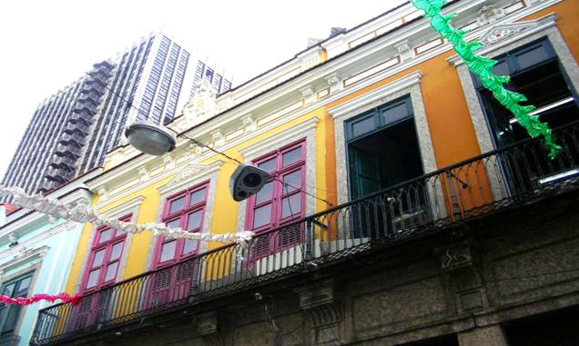 <strong>4. <a href="https://viajeaqui.abril.com.br/estabelecimentos/br-rj-rio-de-janeiro-atracao-saara" rel="SAARA" target="_self">SAARA</a></strong> (350 metros) Saara é a sigla para Sociedade dos Amigos e Adjacências da Rua da Alfândega, centro de comércio popular com mais de 600 lojas. <em>Endereço: Rua da Alfândega, s/nº</em> <strong>4. <a href="https://viajeaqui.abril.com.br/estabelecimentos/br-rj-rio-de-janeiro-atracao-saara" rel="SAARA" target="_self">SAARA</a></strong> (350 metros) Saara é a sigla para Sociedade dos Amigos e Adjacências da Rua da Alfândega, centro de comércio popular com mais de 600 lojas. <em>Endereço: Rua da Alfândega, s/nº</em>