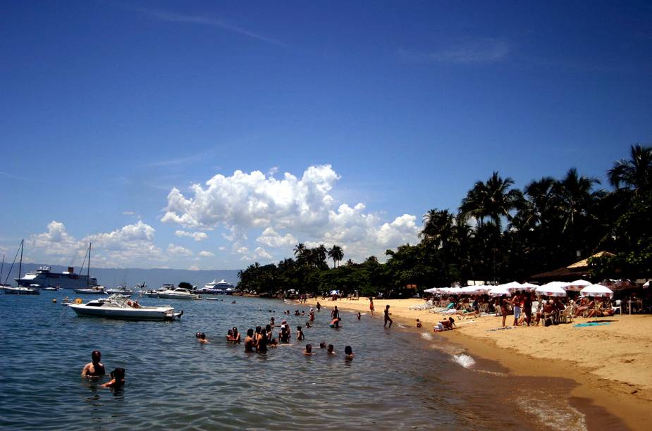 Baladas vespertinas animam os frequentadores da praia do Saco da Capela durante o verão