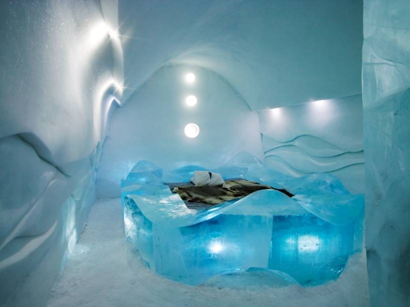 Cada quarto do Ice Hotel possui suas próprias características, esculpidas cada qual por um artista diferente. Muito do conceito do hotel é derivado do tradicional Festival da Neve de Sapporo, no Japão, país de origem dos autores da suíte Bedtime Story, Natsuki e Shingo Saito