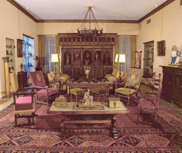 <strong>4. <a href="https://viajeaqui.abril.com.br/estabelecimentos/br-rj-rio-de-janeiro-atracao-fundacao-eva-klabin" rel="FUNDAÇÃO EVA KLABIN" target="_blank">FUNDAÇÃO EVA KLABIN</a></strong> (1,1 km)À beira da <a href="https://viajeaqui.abril.com.br/estabelecimentos/br-rj-rio-de-janeiro-atracao-lagoa-rodrigo-de-freitas" rel="Lagoa" target="_blank">Lagoa</a>, a casa onde viveu a colecionadora Eva Klabin (1903–1991) abriga um dos mais discretos e preciosos museus da cidade. Herdeira da indústria de papel e celulose, ela viajava o mundo adquirindo obras de arte e peças de enorme valor histórico. O acervo inclui objetos do Antigo <a href="https://viajeaqui.abril.com.br/paises/egito" rel="Egito" target="_blank">Egito</a>, estatuetas gregas de terracota, vasos de civilizações pré-colombianas, um retábulo florentino do século 16 e telas de Tintoretto e Gainsborough. Ligue antes para confirmar o funcionamento.<em>Avenida Epitácio Pessoa, 2480 (Lagoa), 3202-8550, R$ 10</em> <strong>4. <a href="https://viajeaqui.abril.com.br/estabelecimentos/br-rj-rio-de-janeiro-atracao-fundacao-eva-klabin" rel="FUNDAÇÃO EVA KLABIN" target="_blank">FUNDAÇÃO EVA KLABIN</a></strong> (1,1 km)À beira da <a href="https://viajeaqui.abril.com.br/estabelecimentos/br-rj-rio-de-janeiro-atracao-lagoa-rodrigo-de-freitas" rel="Lagoa" target="_blank">Lagoa</a>, a casa onde viveu a colecionadora Eva Klabin (1903–1991) abriga um dos mais discretos e preciosos museus da cidade. Herdeira da indústria de papel e celulose, ela viajava o mundo adquirindo obras de arte e peças de enorme valor histórico. O acervo inclui objetos do Antigo <a href="https://viajeaqui.abril.com.br/paises/egito" rel="Egito" target="_blank">Egito</a>, estatuetas gregas de terracota, vasos de civilizações pré-colombianas, um retábulo florentino do século 16 e telas de Tintoretto e Gainsborough. Ligue antes para confirmar o funcionamento.<em>Avenida Epitácio Pessoa, 2480 (Lagoa), 3202-8550, R$ 10</em>