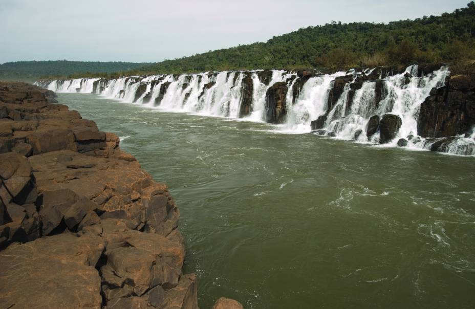 Derrubadas, uma pequena cidade do <a href="https://viajeaqui.abril.com.br/estados/br-rio-grande-do-sul" rel=" Rio Grande do Sul" target="_blank"><strong>Rio Grande do Sul</strong></a>, abriga uma queda d’água que não impressiona pela altura (15 metros), mas pelo comprimento. Com 1800 metros, o <strong>Salto Yucumã</strong> é a cachoeira mais extensa do mundo