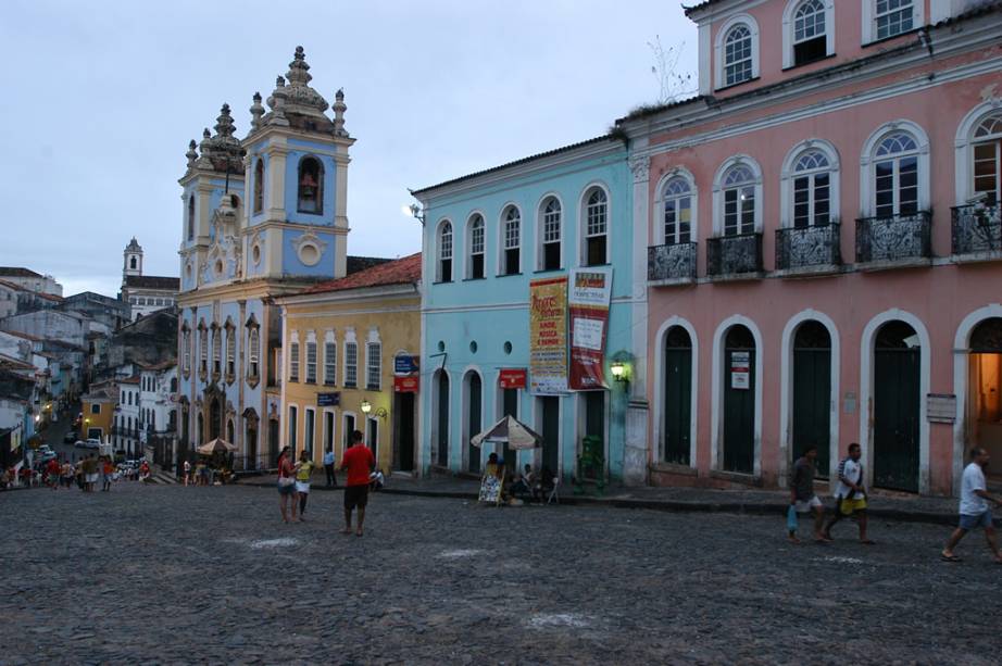 <strong>7. <a href="/cidades/br-ba-salvador" target="_blank">Salvador</a> (5 dias) </strong>Ponto final ou inicial perfeito de qualquer roteiro pela Bahia, a capital orgulha-se de suas heranças africanas, evidentes na culinária, na capoeira e nos tambores que fazem pulsar os corações de seu povo alegre no Carnaval. Explore sem pressa o <a href="https://viajeaqui.abril.com.br/estabelecimentos/br-ba-salvador-atracao-pelourinho">Pelourinho</a>, as igrejas e os museus do Centro Histórico; e prefira relaxar nas praias mais distantes, como a de <a href="https://viajeaqui.abril.com.br/estabelecimentos/br-ba-salvador-atracao-stella-maris">Stella Maris</a>.