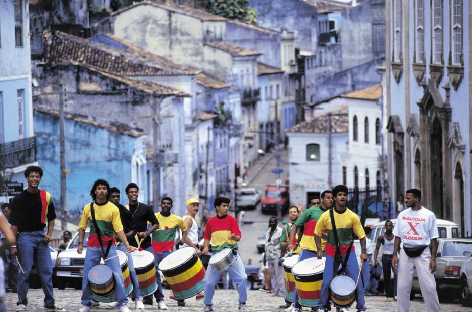 Apresentação do grupo Olodum nas ladeiras do Pelô: no verão, é possível acompanhar os ensaios