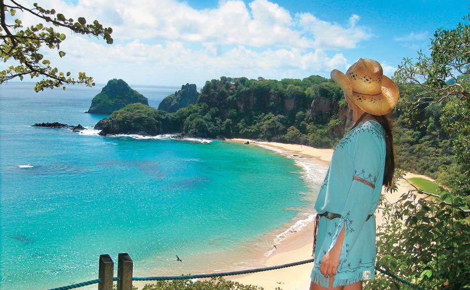 <a href="https://viajeaqui.abril.com.br/estabelecimentos/br-pe-fernando-de-noronha-atracao-praia-da-baia-do-sancho"><strong>Praia do Sancho</strong></a>Não há como negar, esta é uma das praias mais bonitas da ilha - e do Brasil. Entre os ingredientes que justificam a fama estão a faixa de areia dourada, emoldurada por falésias, a água cristalina, os corais e a rica fauna marinha que você admira flutuando equipado com snorkel. Quem chega por terra vai suspirar ao se deparar, a partir do mirante (foto), com a linda combinação de cores da praia. Para alcançar a areia, é preciso descer (com cuidado!) por uma escadinha de uma fenda. Se você fizer os passeios básicos de Noronha, certamente vai passar por aqui, de buggy no Ilhatur ou de barco. Mas faça um favor para você mesmo e volte aqui por conta própria, com tempo para desfrutar da praia com mais tranquilidade.