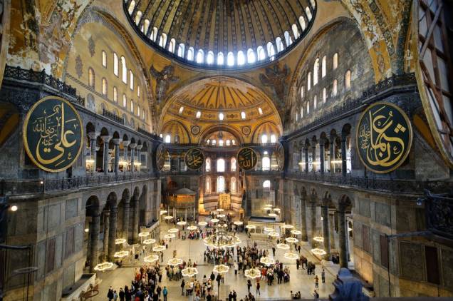 Nave da basílica de Santa Sofia, com os característicos medalhões islâmicos misturados às pinturas e objetos cristãos Nave da basílica de Santa Sofia, com os característicos medalhões islâmicos misturados às pinturas e objetos cristãos