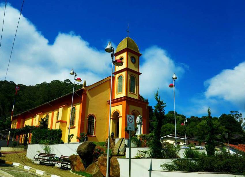 <strong>Santo Antônio do Pinhal (SP)  </strong> Menor e mais tranquila que Campos do Jordão, a vizinha Santo Antônio do Pinhal também é considerada uma estância climática, só que com cara de cidade simples do interior, de roça mesmo, bem diferente de Campos. A cidade conta com alguns bons restaurantes, ateliês e lojinhas interessantes para os visitantes. Próximo a Santo Antônio do Pinhal há boas atrações naturais, como o belo Pico Agudo (a foto mostra a vista lá de cima) a Pedra do Baú. Pinhal possui diversas opções de hospedagem aconchegantes e charmosas. A <a href="https://www.booking.com/hotel/br/quinta-dos-pinhais-pouso-e-charme.pt-br.html?aid=332455;sid=14fcbdfa23db223e04a3ec34ecada6b2;all_sr_blocks=46369607_89581191_0_1_0;checkin=2017-11-22;checkout=2017-11-23;dist=0;group_adults=2;hapos=1;highlighted_blocks=46369607_89581191_0_1_0;hpos=1;place_id=ChIJyUWjQSRhzJQRJ-Faz9CUDLU;place_id_lat=-22.853633;place_id_lon=-45.670758999999975;place_id_ss=Pousada%20Quinta%20dos%20Pinhais%2C%20Santo%20Ant%C3%B4nio%20do%20Pinhal%20-%20SP%2C%20Brasil;room1=A%2CA;sb_price_type=total;spdist=0.0739203871567321;srepoch=1507664322;srfid=e64fc6dcbc4743d5a5e8e728d7fadf17f349ebf4X1;srpvid=b7058a203cf00178;type=total;ucfs=1�" target="_blank" rel="noopener">Pousada Quinta dos Pinhais Pouso e Charme</a> tem uma vista estonteante, carrinhos de golfe que ligam os quartos à área social, sauna, piscina, spa com massagens e ofurôs. <a href="https://www.booking.com/searchresults.pt-br.html?aid=332455&lang=pt-br&sid=eedbe6de09e709d664615ac6f1b39a5d&sb=1&src=index&src_elem=sb&error_url=https%3A%2F%2Fwww.booking.com%2Findex.pt-br.html%3Faid%3D332455%3Bsid%3Deedbe6de09e709d664615ac6f1b39a5d%3Bsb_price_type%3Dtotal%26%3B&ss=Santo+Ant%C3%B4nio+do+Pinhal%2C+S%C3%A3o+Paulo%2C+Brasil&checkin_monthday=&checkin_month=&checkin_year=&checkout_monthday=&checkout_month=&checkout_year=&no_rooms=1&group_adults=2&group_children=0&from_sf=1&ss_raw=Santo+Ant%C3%B4nio+do+Pinhal&ac_position=0&ac_langcode=xb&dest_id=-669775&dest_type=city&search_pageview_id=c650725ce6f7015e&search_selected=true&search_pageview_id=c650725ce6f7015e&ac_suggestion_list_length=5&ac_suggestion_theme_list_length=0" target="_blank" rel="noopener"><em>Busque hospedagens em Santo Antônio do Pinhal</em></a>