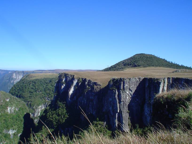 Acima do Cânion do Monte Negro, em São José dos Ausentes, está o pico mais alto do <a href="https://preprod.viagemeturismo.abril.com.br/estados/rio-grande-do-sul/" target="_blank">Estado do Rio Grande do Sul</a>, que leva o mesmo nome do cânion. <a href="https://preprod.viagemeturismo.abril.com.br/materias/os-100-lugares-mais-lindos-do-mundo/" target="_blank">Este lugar está na nossa lista dos 100 destinos mais lindos do mundo; veja os outros</a>