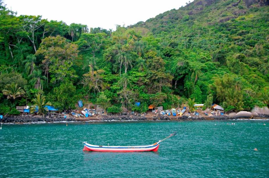 É o trecho mais badalado do litoral paulista. Os cem quilômetros da orla são rodeados pela Mata Atlântica e fomentados por bons hotéis e boa gastronomia. <a href="https://www.booking.com/searchresults.pt-br.html?aid=332455&lang=pt-br&sid=eedbe6de09e709d664615ac6f1b39a5d&sb=1&src=searchresults&src_elem=sb&error_url=https%3A%2F%2Fwww.booking.com%2Fsearchresults.pt-br.html%3Faid%3D332455%3Bsid%3Deedbe6de09e709d664615ac6f1b39a5d%3Bcity%3D20015794%3Bclass_interval%3D1%3Bdest_id%3D-671358%3Bdest_type%3Dcity%3Bdtdisc%3D0%3Bfrom_sf%3D1%3Bgroup_adults%3D2%3Bgroup_children%3D0%3Binac%3D0%3Bindex_postcard%3D0%3Blabel_click%3Dundef%3Bno_rooms%3D1%3Boffset%3D0%3Bpostcard%3D0%3Braw_dest_type%3Dcity%3Broom1%3DA%252CA%3Bsb_price_type%3Dtotal%3Bsearch_selected%3D1%3Bsrc%3Dsearchresults%3Bsrc_elem%3Dsb%3Bss%3DS%25C3%25A3o%2520Jos%25C3%25A9%2520do%2520Barreiro%252C%2520%25E2%2580%258BS%25C3%25A3o%2520Paulo%252C%2520%25E2%2580%258BBrasil%3Bss_all%3D0%3Bss_raw%3DS%25C3%25A3o%2520Jos%25C3%25A9%2520do%2520Barreiro%3Bssb%3Dempty%3Bsshis%3D0%3Bssne_untouched%3DSanta%2520B%25C3%25A1rbara%26%3B&ss=S%C3%A3o+Sebasti%C3%A3o%2C+%E2%80%8BS%C3%A3o+Paulo%2C+%E2%80%8BBrasil&ssne=S%C3%A3o+Jos%C3%A9+do+Barreiro&ssne_untouched=S%C3%A3o+Jos%C3%A9+do+Barreiro&city=-671358&checkin_monthday=&checkin_month=&checkin_year=&checkout_monthday=&checkout_month=&checkout_year=&no_rooms=1&group_adults=2&group_children=0&highlighted_hotels=&from_sf=1&ss_raw=S%C3%A3o+Sebasti%C3%A3o&ac_position=0&ac_langcode=xb&dest_id=-672204&dest_type=city&search_pageview_id=dc5772fe471f0004&search_selected=true&search_pageview_id=dc5772fe471f0004&ac_suggestion_list_length=5&ac_suggestion_theme_list_length=0" target="_blank" rel="noopener"><em>Busque hospedagens em São Sebastião </em></a>