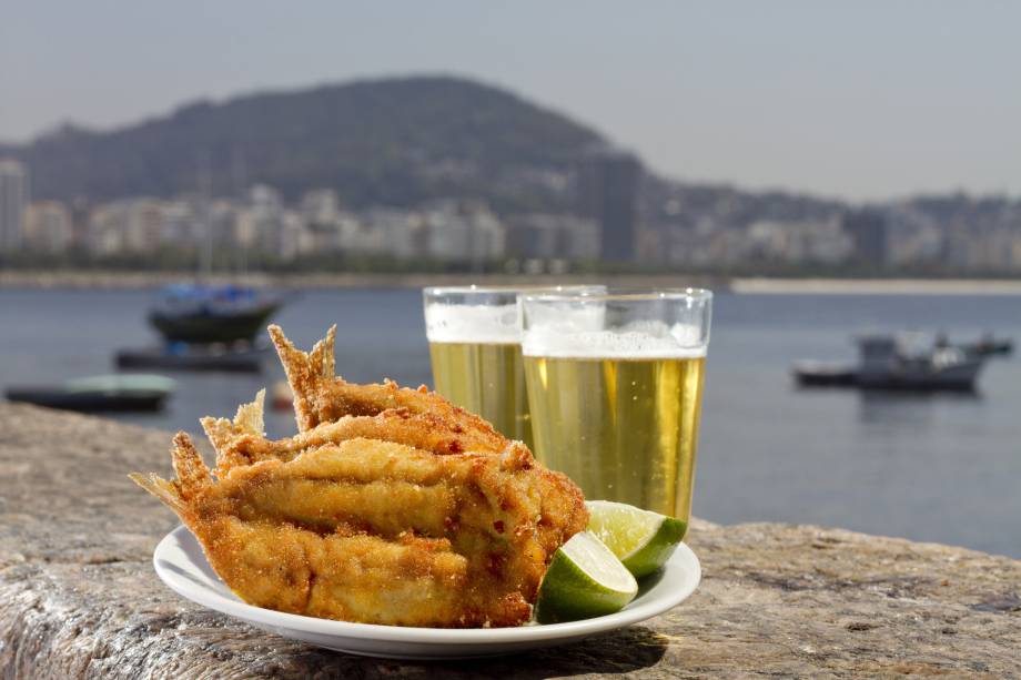 <a href="https://viajeaqui.abril.com.br/estabelecimentos/br-rj-rio-de-janeiro-restaurante-bar-urca" rel="Bar Urca, Rio de Janeiro: " target="_blank"><strong>Bar Urca, Rio de Janeiro: </strong></a> A mureta de pedra em frente ao boteco que tem vista para a Baía de Guanabara chega a ser mais disputada do que as próprias mesas. Sardinha frita, pastel e cerveja gelada não faltam nunca. <a href="https://viajeaqui.abril.com.br/estabelecimentos/br-rj-rio-de-janeiro-restaurante-bar-urca" rel="Bar Urca, Rio de Janeiro: " target="_blank"><strong>Bar Urca, Rio de Janeiro: </strong></a> A mureta de pedra em frente ao boteco que tem vista para a Baía de Guanabara chega a ser mais disputada do que as próprias mesas. Sardinha frita, pastel e cerveja gelada não faltam nunca.