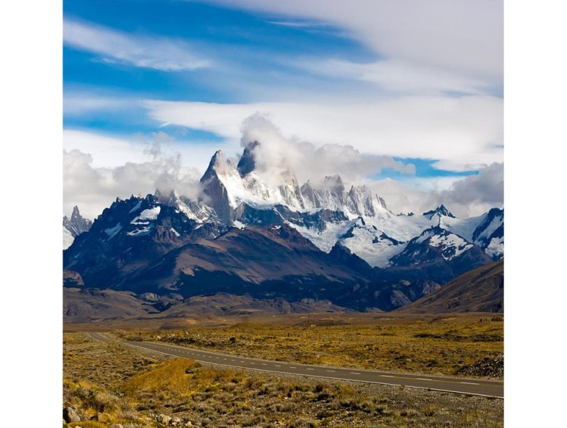 <strong>3. Ruta Provincial 23, Argentina </strong>Uma subsidiária da legendária Ruta 40, a RP 23 margeia as águas esmeralda do lago Viedma de um lado, tendo as agulhas dos picos Fitzroy e Cerro Torre ao longe. Ligando a bem estruturada <strong>El Calafate</strong> à capital dos montanhistas, El Chaltén, esta bem pavimentada rodovia é uma das mais belas estradas da <strong>América do Sul</strong>