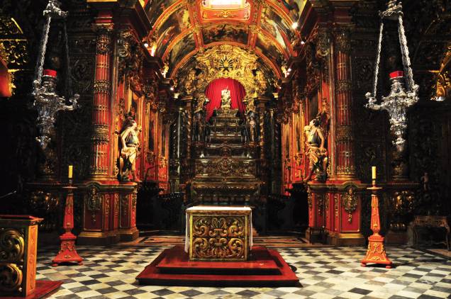 <strong>Mosteiro de São Bento:</strong> (Igrejas N. S. Monserrat) a visita é restrita à igreja Nossa Senhora de Monserrat, anexa ao mosteiro e de rica arquitetura. Aos domingos, as 10h00, ocorrem missas com canto gregoriano. <strong>Mosteiro de São Bento:</strong> (Igrejas N. S. Monserrat) a visita é restrita à igreja Nossa Senhora de Monserrat, anexa ao mosteiro e de rica arquitetura. Aos domingos, as 10h00, ocorrem missas com canto gregoriano.