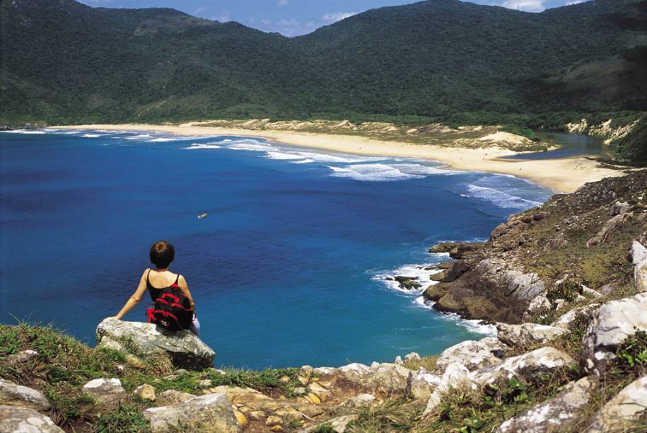 <strong>7. Praia Lagoinha do Leste, Florianópolis</strong> Dica: quem sobe o costão do lado direito volta para casa com as melhores panorâmicas da Lagoinha. Uma das trilhas de acesso à praia parte de Pântano do Sul (não há sinalização, pergunte na vila); em meio à mata fechada, a caminhada de uma hora passa por trechos íngremes. Outra trilha, de três horas, começa na Praia do Matadeiro e segue pelo alto do morro, com paisagens incríveis do mar. Para ambas é recomendada a companhia de um guia ou de alguém que já conheça o trajeto. No verão, barqueiros fazem o transporte a partir de Armação ou de Pântano do Sul. <a href="https://www.booking.com/searchresults.pt-br.html?aid=332455&lang=pt-br&sid=eedbe6de09e709d664615ac6f1b39a5d&sb=1&src=index&src_elem=sb&error_url=https%3A%2F%2Fwww.booking.com%2Findex.pt-br.html%3Faid%3D332455%3Bsid%3Deedbe6de09e709d664615ac6f1b39a5d%3Bsb_price_type%3Dtotal%26%3B&ss=Praia+Lagoinha+do+Leste%2C+Florian%C3%B3polis%2C+Santa+Catarina%2C+Brasil&checkin_monthday=&checkin_month=&checkin_year=&checkout_monthday=&checkout_month=&checkout_year=&no_rooms=1&group_adults=2&group_children=0&from_sf=1&ss_raw=Praia+Lagoinha+do+Leste&ac_position=0&ac_langcode=xb&dest_id=17785&dest_type=landmark&search_pageview_id=61bd6eb316c6003a&search_selected=true&search_pageview_id=61bd6eb316c6003a&ac_suggestion_list_length=5&ac_suggestion_theme_list_length=0&map=1#map_opened" target="_blank" rel="noopener"><em>Busque hospedagens na Praia Lagoinha do Leste no Booking.com</em></a><a href="https://viajeaqui.abril.com.br/estabelecimentos/br-sc-florianopolis-atracao-praia-pantano-do-sul" target="_blank" rel="noopener"></a>