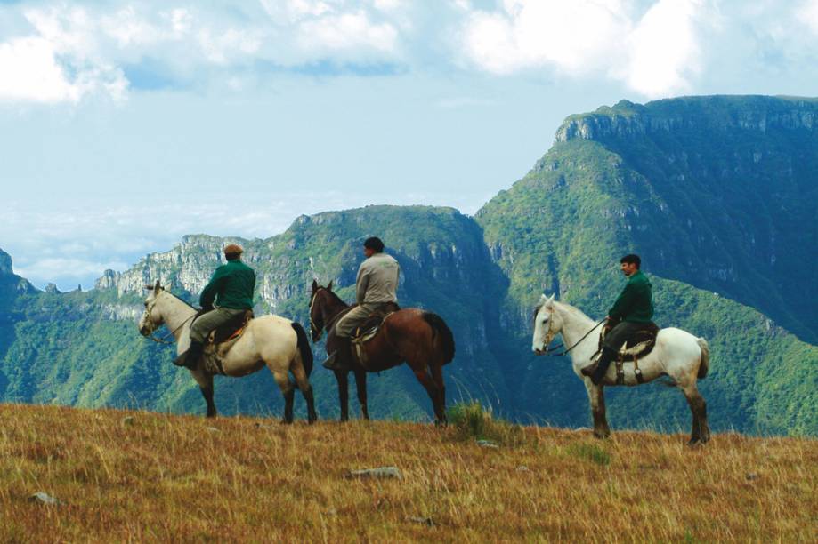 A Serra do Rio do Rastro, em Bom Jardim da Serra (SC), possui paisagens de tirar o fôlego. Pode ser explorada em cavalgadas ou de carro, com parada nos mirantes da região. Na foto, hóspedes do <a href="https://viajeaqui.abril.com.br/estabelecimentos/br-sc-bom-jardim-da-serra-hospedagem-rio-do-rastro-eco-resort" rel="Rio do Rastro Eco Resort" target="_blank">Rio do Rastro Eco Resort</a> passeiam a cavalo pela Serra Catarinense