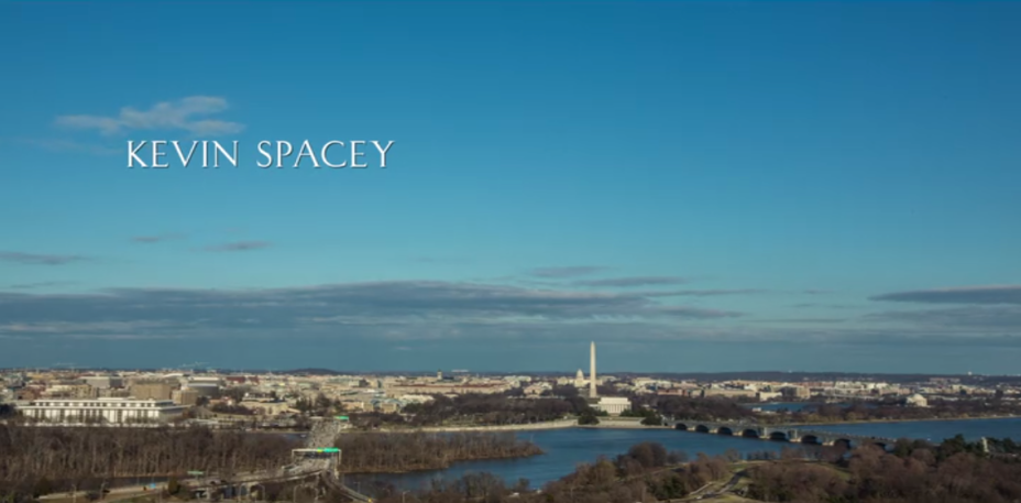 Vista da capital com a ponte sobre a <strong>Theodore Roosevelt Island</strong>, à esquerda, a <strong>Arlington Memorial Bridge</strong>, à direita, o <strong>Rio Potomac</strong> e, na continuação da Arlington Bridge, três grandes símbolos de DC: as colunas brancas do <strong>Lincoln Memorial</strong>, o <strong>Monumento a Washington</strong> (<strong>Obelisco</strong>) e a cúpula do <strong>Capitólio</strong>, o Congresso dos EUA