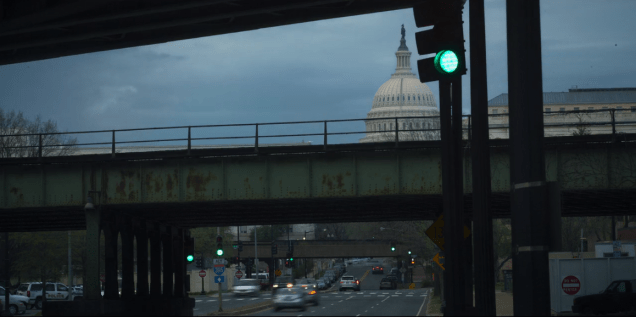 A <strong>S Capitol St SW</strong> sob o viaduto da Fwy I-695, com o <strong>Capitólio</strong> ao fundo A <strong>S Capitol St SW</strong> sob o viaduto da Fwy I-695, com o <strong>Capitólio</strong> ao fundo
