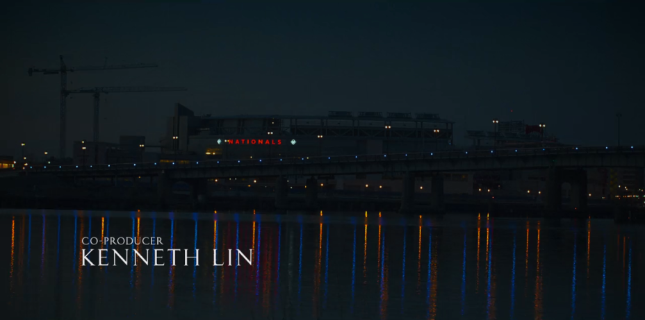 As luzes do entorno do <strong>Nationals Park Stadium</strong> refletidas no lusco-fusco do <strong>Rio Anacostia</strong>