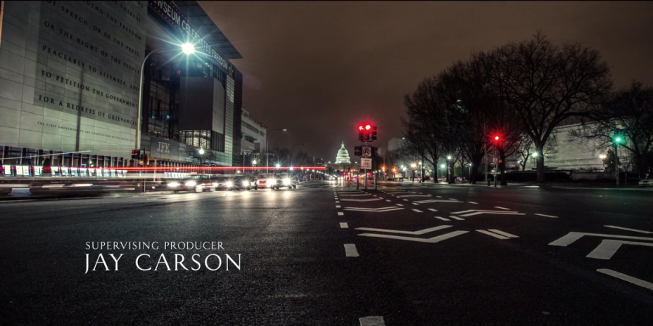 Os carros "riscam" a noite da <strong>Pennsylvania Ave NW</strong>, bem ao lado do <strong>Newseum</strong> e a poucas quadras do <strong>Capitólio</strong>