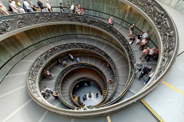 Muito antes de Frank Lloyd Wright conceber sua galeria em rampa no icônico museu <a href="https://viajeaqui.abril.com.br/estabelecimentos/estados-unidos-nova-york-atracao-solomon-r-guggenheim-museum" target="_blank">Solomon R. Guggenheim </a>de <a href="https://viajeaqui.abril.com.br/cidades/estados-unidos-nova-york" target="_blank">Nova York</a>, Giuseppe Mormo desenhou esta escadaria estupenda em espiral, nos <a href="https://viajeaqui.abril.com.br/estabelecimentos/italia-roma-atracao-museus-do-vaticano" target="_blank">Museus do Vaticano</a>. Na realidade, são duas escadas: uma que sobe e outra que desce, feito uma molécula de DNA. A forma orgânica e funcional é uma das últimas adições ao Vaticano, levantada na década de 1930. Muito antes de Frank Lloyd Wright conceber sua galeria em rampa no icônico museu <a href="https://viajeaqui.abril.com.br/estabelecimentos/estados-unidos-nova-york-atracao-solomon-r-guggenheim-museum" target="_blank">Solomon R. Guggenheim </a>de <a href="https://viajeaqui.abril.com.br/cidades/estados-unidos-nova-york" target="_blank">Nova York</a>, Giuseppe Mormo desenhou esta escadaria estupenda em espiral, nos <a href="https://viajeaqui.abril.com.br/estabelecimentos/italia-roma-atracao-museus-do-vaticano" target="_blank">Museus do Vaticano</a>. Na realidade, são duas escadas: uma que sobe e outra que desce, feito uma molécula de DNA. A forma orgânica e funcional é uma das últimas adições ao Vaticano, levantada na década de 1930.