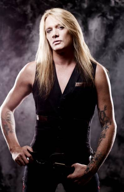 <strong>SEBASTIAN BACH</strong><br />          <br />          Hã? Não, não estamos falando de Johann Sebastian Bach, o compositor clássico que morreu em 1750, mas sim de Sebastian Bach, o cantor de hard rock e heavy metal que já foi vocalista da banda <strong>Skid Row</strong>. Ele vem ao Brasil com a turnê de seu mais recente álbum, <em>Kicking and Screaming</em>.                    <strong>Onde e Quando: </strong>São Paulo, dia 14 e 17 de abril, Carioca Club. Porto Alegre (RS), dia 15, no Bar Opinião                    <strong>Ingressos:</strong> para os shows em São Paulo, no site <a href="https://darkdimensions.webstorelw.com.br/products?utf8=%E2%9C%93&keywords=sebastian+bach" rel="Dark Dimensions" target="_blank">Dark Dimensions</a>. Os ingressos de Porto Alegre estão à venda no site do <a href="https://www.opiniaoingressos.com.br/loja/produtos_descricao.asp?lang=pt_BR&codigo_produto=287" rel="Bar Opinião" target="_blank">Bar Opinião</a>