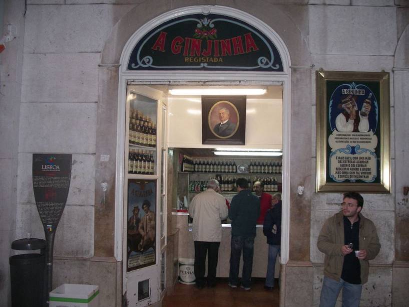 <strong>Ginjinha </strong><strong>–</strong><strong> <a href="https://viajeaqui.abril.com.br/paises/portugal" rel="Portugal" target="_blank">Portugal</a></strong><br /> É costume em muitos países acrescentar frutas como amoras e cerejas ao álcool para produzir uma bebida com sabor mais acentuado e palatável. Tal como o <em>umeshu </em>japonês, a ginjinha é um licor que se vale de um tipo de ameixa, a <strong>ginja</strong>, para lhe conferir seu delicado sabor. No balcão do bar que a serve no centro de <strong><a href="https://viajeaqui.abril.com.br/cidades/portugal-lisboa" rel="Lisboa " target="_blank">Lisboa</a></strong> o atendente lhe perguntará: “com ou sem?”. É a deixa para prová-la com ou sem a doce ameixinha.<br /> <strong>Teor alcoólico médio</strong><strong>:</strong> da ameixa? <strong>Ginjinha </strong><strong>–</strong><strong> <a href="https://viajeaqui.abril.com.br/paises/portugal" rel="Portugal" target="_blank">Portugal</a></strong><br /> É costume em muitos países acrescentar frutas como amoras e cerejas ao álcool para produzir uma bebida com sabor mais acentuado e palatável. Tal como o <em>umeshu </em>japonês, a ginjinha é um licor que se vale de um tipo de ameixa, a <strong>ginja</strong>, para lhe conferir seu delicado sabor. No balcão do bar que a serve no centro de <strong><a href="https://viajeaqui.abril.com.br/cidades/portugal-lisboa" rel="Lisboa " target="_blank">Lisboa</a></strong> o atendente lhe perguntará: “com ou sem?”. É a deixa para prová-la com ou sem a doce ameixinha.<br /> <strong>Teor alcoólico médio</strong><strong>:</strong> da ameixa?