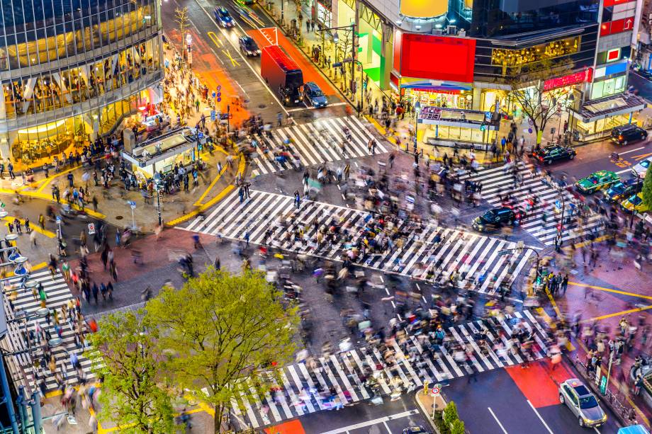 <strong><a href="https://viajeaqui.abril.com.br/estabelecimentos/japao-toquio-atracao-shibuya" rel="Shibuya" target="_blank">Shibuya</a> Crossing, <a href="https://viajeaqui.abril.com.br/cidades/japao-toquio" rel="Tóquio" target="_blank">Tóquio</a></strong>    Esta passagem não é bem uma rua ou avenida, mas uma intersecção. No caso, o cruzamento mais cheio do mundo, com faixas e pedestres brotando de várias direções - inclusive na diagonal - a cada sinal verde. Essa quantidade de gente acontece por causa da estação de metrô logo ao lado. É ali que também se encontra a estátua de Hachikō, o cachorro da história real de “Sempre ao seu Lado”