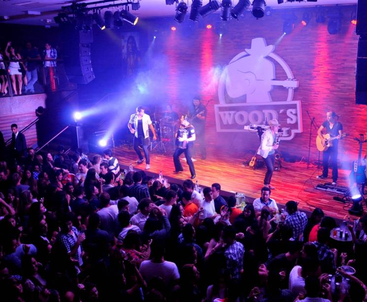 Wood’s promove a balada “Ontem dia 12 foi dia dos namorados e hoje dia 13 a festa é dos solteiros”