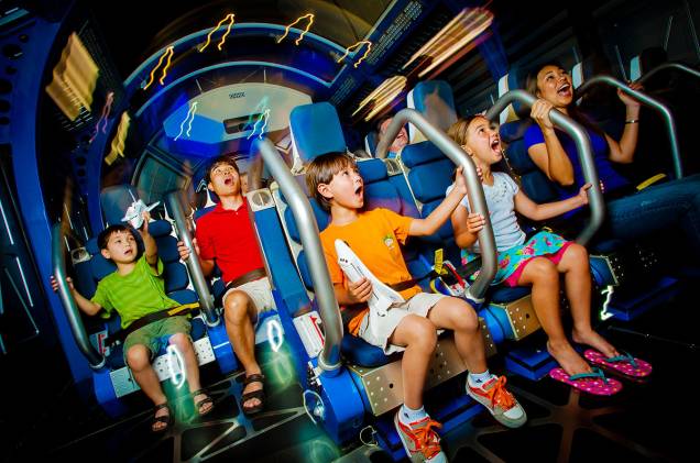 No Shuttle Launch Experience, que fica dentro da área do Atlantis, os visitantes vivenciam as sensações de decolagem de um ônibus espacial - em um dos momentos mais marcantes da experiência, é impossível se movimentar por causa da pressão que simula a alta velocidade No Shuttle Launch Experience, que fica dentro da área do Atlantis, os visitantes vivenciam as sensações de decolagem de um ônibus espacial - em um dos momentos mais marcantes da experiência, é impossível se movimentar por causa da pressão que simula a alta velocidade
