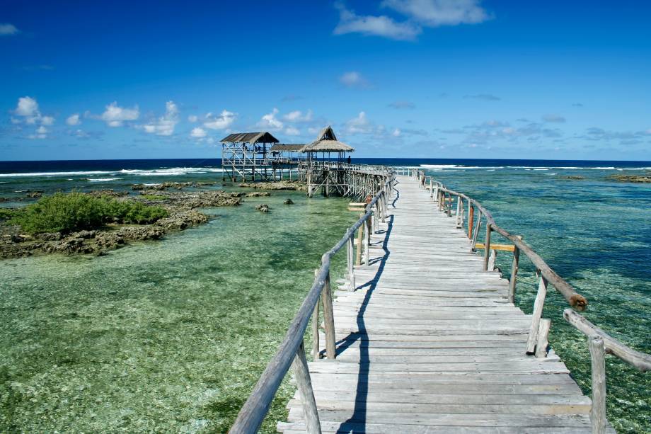 <strong>Siargao Beach, Filipinas</strong>    A ilha é repleta de cenários incríveis, que atraem turistas do mundo inteiro. O mar verde e de ondas grandes frequentemente atraem surfistas. O mar, aliás, é perfeito para mergulho    <em><a href="https://www.booking.com/region/ph/siargao-island.pt-br.html?aid=332455&label=viagemabril-praias-da-malasia-tailandia-indonesia-e-filipinas" rel="Veja preços de hotéis em Siargao no Booking.com" target="_blank">Veja preços de hotéis em Siargao no Booking.com</a></em>