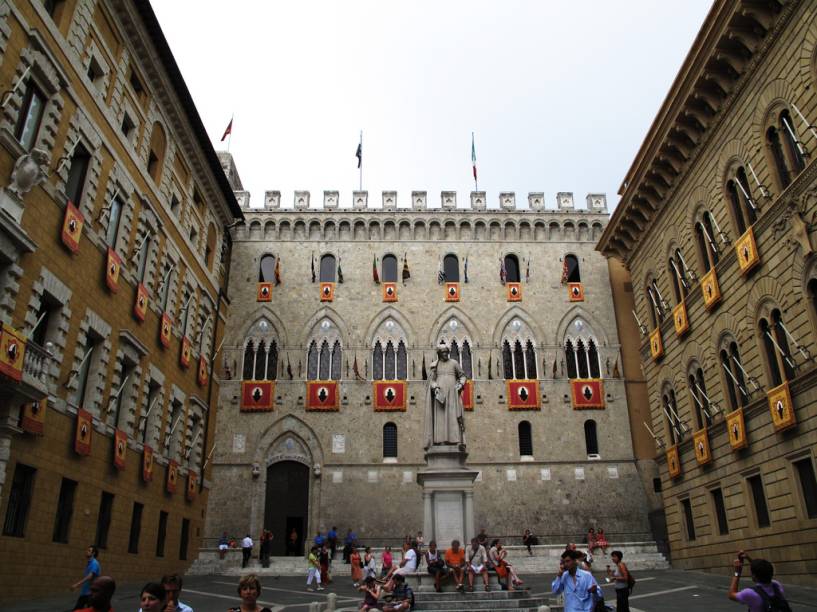 <strong>SIENA</strong> (a 15 km de Volterra)        Localizada em meio a colinas cobertas de oliveiras, bosques e extensos vinhedos, <a href="https://viajeaqui.abril.com.br/cidades/italia-siena  " rel="Siena" target="_blank"><strong>Siena</strong></a> tem um traçado urbanístico medieval, circundada de muralhas, como tantas outras da região.        A Piazza del Campo, coração da cidade, acolhe os visitantes com todo o fascínio do seu rico passado de  construções medievais. Mas Siena é conhecida também por ser o palco da mais célebre manifestação italiana de tradição popular: <a href="https://www.comune.siena.it/La-Citta/Palio/" rel="Il Palio de Siena" target="_blank">Il <em>Palio de Siena</em></a>. O espetáculo se repete desde o século 17, nos dias 02 de julho e 16 de agosto.        Experimente o tradicional bolo <em>Panforte de Siena </em>à base de amêndoas, frutas cristalizadas, mel e especiarias. A tradição obriga que a mistura desses ingredientes seja colocada sobre uma folha de hóstia e assada em forma de cobre, tal como era feito pelas monjas dos conventos da Idade Média.        Caminhando pelas suas ruas estreitas e sinuosas conheça a <a href="https://viajeaqui.abril.com.br/estabelecimentos/italia-siena-atracao-chiesa-di-san-domenico" rel=" Chiesa di San Domenico" target="_blank">Chiesa di San Domenico</a>, o <a href="https://viajeaqui.abril.com.br/estabelecimentos/italia-siena-atracao-duomo" rel=" Duomo" target="_blank">Duomo</a> e a <a href="https://viajeaqui.abril.com.br/estabelecimentos/italia-siena-atracao-fortezza-medicea " rel="Fortezza Medicea." target="_blank">Fortezza Medicea</a>.