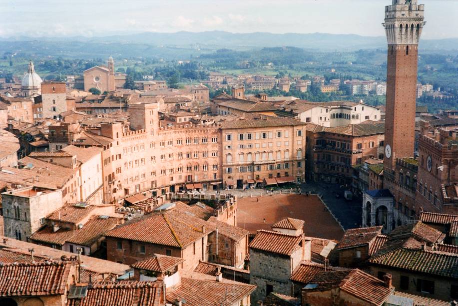 <strong>Piazza del Campo – </strong><a href="https://viajeaqui.abril.com.br/cidades/italia-siena" target="_blank" rel="noopener"><strong>Siena</strong></a><strong> – <a href="https://preprod.viagemeturismo.abril.com.br/paises/italia-2/" target="_blank" rel="noopener">Itália</a></strong><strong> </strong> Com sua forma de concha, sua amplitude contrasta com o emaranhado de ruazinhas – delicioso de se percorrer – de Siena. A praça é lar do Palazzo Pubblico, com seu imponente campanário de 102 metros, a Torre del Mangia, construída no século 14. É na <a href="https://viajeaqui.abril.com.br/estabelecimentos/italia-siena-atracao-piazza-del-campo" target="_blank" rel="noopener">Piazza del Campo</a> que ocorre a festividade mais famosa da cidade, a Palio de Siena, corrida de cavalos em honra a Nossa Senhora que ocorre nos dias 2 de julho e 16 de agosto desde o século 17! <em><a href="https://www.booking.com/searchresults.pt-br.html?aid=332455&sid=d98f25c4d6d5f89238aebe98e11a09ba&sb=1&src=searchresults&src_elem=sb&error_url=https%3A%2F%2Fwww.booking.com%2Fsearchresults.pt-br.html%3Faid%3D332455%3Bsid%3Dd98f25c4d6d5f89238aebe98e11a09ba%3Btmpl%3Dsearchresults%3Bac_click_type%3Db%3Bac_position%3D0%3Bcity%3D-1658079%3Bclass_interval%3D1%3Bdest_id%3D-553173%3Bdest_type%3Dcity%3Bdtdisc%3D0%3Bfrom_sf%3D1%3Bgroup_adults%3D2%3Bgroup_children%3D0%3Biata%3DPRG%3Binac%3D0%3Bindex_postcard%3D0%3Blabel_click%3Dundef%3Bno_rooms%3D1%3Boffset%3D0%3Bpostcard%3D0%3Braw_dest_type%3Dcity%3Broom1%3DA%252CA%3Bsb_price_type%3Dtotal%3Bsearch_selected%3D1%3Bshw_aparth%3D1%3Bslp_r_match%3D0%3Bsrc%3Dsearchresults%3Bsrc_elem%3Dsb%3Bsrpvid%3Dc7177c7e2c410093%3Bss%3DPraga%252C%2520Rep%25C3%25BAblica%2520Tcheca%3Bss_all%3D0%3Bss_raw%3Dpraga%3Bssb%3Dempty%3Bsshis%3D0%3Bssne%3DCidade%2520do%2520M%25C3%25A9xico%3Bssne_untouched%3DCidade%2520do%2520M%25C3%25A9xico%26%3B&ss=Siena%2C+Toscana%2C+It%C3%A1lia&is_ski_area=&ssne=Praga&ssne_untouched=Praga&city=-553173&checkin_year=&checkin_month=&checkout_year=&checkout_month=&group_adults=2&group_children=0&no_rooms=1&from_sf=1&ss_raw=siena&ac_position=0&ac_langcode=xb&ac_click_type=b&dest_id=-129709&dest_type=city&place_id_lat=43.318352&place_id_lon=11.33137&search_pageview_id=c7177c7e2c410093&search_selected=true&search_pageview_id=c7177c7e2c410093&ac_suggestion_list_length=5&ac_suggestion_theme_list_length=0" target="_blank" rel="noopener">Busque hospedagem em Siena</a> </em>