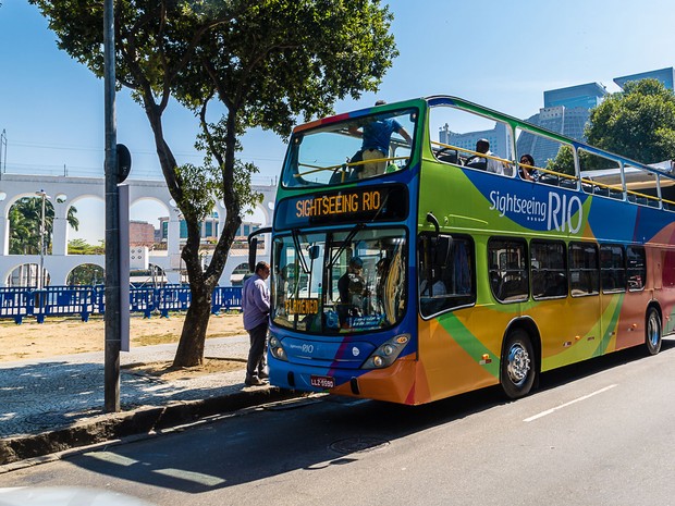 O double deck do novíssimo <strong>Sightseeing Rio</strong> em frente aos <strong>Arcos da Lapa</strong>.