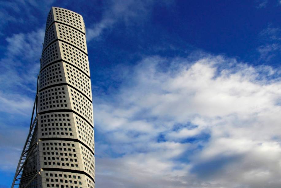 O <strong>Turning Torso </strong>é o mais alto edifício da Escandinávia com 190,4 metros de altura. Projetado por Santiago Calatrava, é um dos novos ícones arquitetônicos de Malmo, no sul da Suécia O <strong>Turning Torso </strong>é o mais alto edifício da Escandinávia com 190,4 metros de altura. Projetado por Santiago Calatrava, é um dos novos ícones arquitetônicos de Malmo, no sul da Suécia
