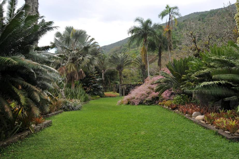 Arquiteto e artista plástico, Roberto Burle Marx (1909–1994) foi um dos maiores paisagistas do século 20. Seu bom gosto ainda se faz presente no desenho ondulante do calçadão de <a href="https://viajeaqui.abril.com.br/estabelecimentos/br-rj-rio-de-janeiro-atracao-praia-de-copacabana" target="_blank">Copacabana</a>, no projeto do Aterro do Flamengo e no impressionante jardim deste sítio onde ele viveu, em <a href="https://viajeaqui.abril.com.br/estabelecimentos/br-rj-rio-de-janeiro-atracao-praia-da-barra-de-guaratiba" target="_blank">Barra de Guaratiba</a>, com cerca de 3 500 espécies de plantas. Sempre guiadas (é preciso agendar), as visitas incluem ainda a casa e o ateliê. <em>Estrada Roberto Burle Marx, 2019 (Barra de Guaratiba), 2410-1412</em>