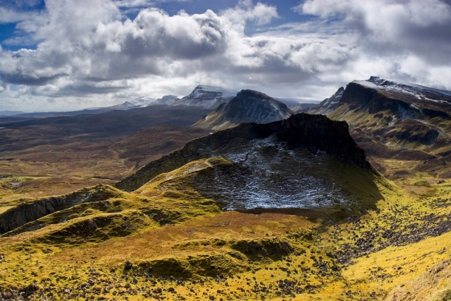 <strong>Ilha de Skye, Escócia</strong>: A chuva cai pesadamente sobre a rústica paisagem da ilha escocesa. O céu é cinza e o vento sopra miseravelmente. Então, do nada, uma fresta abre-se entre as nuvens, deixando escapar um raio de sol que ilumina gloriosamente a relva que cobre as montanhas. <strong>Skye</strong> é isso: lampejos de cores e alegria em um clima magneticamente inclemente. <strong>Distância de Londres: 970 quilômetros</strong>