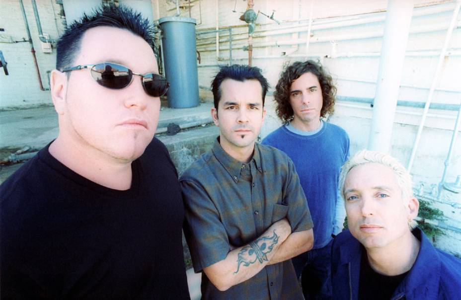 <strong>SMASH MOUTH</strong><br />            <br />            O grupo californiano já vendeu mais de 10 milhões de cópias em sua carreira, mas é a primeira vez que tocará no Brasil. Ele estourou com a música <em>Walkin’ On The Sun</em> e também ficou famoso pelos contagiantes covers de <em>Why Can’t We Be Friends?</em> e <em>I’m a Believer</em> (presente na trilha sonora de <em>Shrek</em>).                        <strong>Onde e Quando: </strong>Curitiba (PR), dia 19 de maio, no Festival Lupaluna, e São Paulo, dia 20, na Via Funchal                        <strong>Ingressos:</strong> os do show de Curitiba ainda não foram colocados à venda, mas os de São Paulo estão no site da <a href="https://viafunchal.com.br/shows.asp?ID=538." rel="Via Funchal" target="_blank">Via Funchal</a>