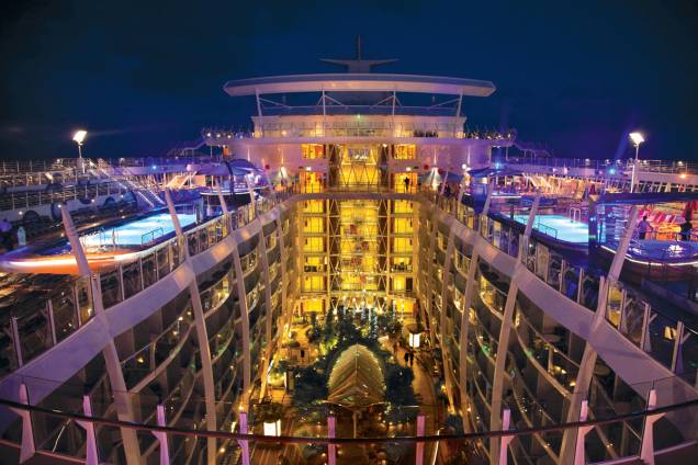 Para o entretenimento de bordo, o Allure of the Seas apresenta parceria com a DreamWorks Animation, que promove atividades para a criançada durante a viagem. Para os adultos, a atração é o espetáculo da Broadway Chicago: o Musical Para o entretenimento de bordo, o Allure of the Seas apresenta parceria com a DreamWorks Animation, que promove atividades para a criançada durante a viagem. Para os adultos, a atração é o espetáculo da Broadway Chicago: o Musical