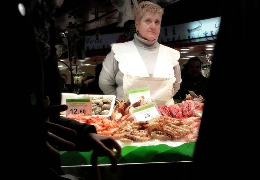 <strong>Mercat de Sant Josep de la Boqueria, Barcelona</strong>Uma das atrações mais interessantes no Centro de <a href="https://viajeaqui.abril.com.br/cidades/espanha-barcelona" target="_blank" rel="noopener">Barcelona </a>é o mercado de la <a href="https://viajeaqui.abril.com.br/estabelecimentos/espanha-barcelona-atracao-mercat-de-la-boqueria" target="_blank" rel="noopener">Boquería</a>. Um imenso labirinto de lojas oferecendo de frutos do mar a embutidos que você nunca viu na vida, com boas ofertas de vinhos espanhóis, de cavas a cidras, passando por fortificados de jerez, aqui é um grande passeio pela gastronomia mediterrânea espanhola. E o melhor: você pode <em>tapear </em>por <em>pintxos </em>com pequenos pratos típicos de Valência, Catalunha e Andaluzia, entre outras especialidades regionais.Mais em: <a href="https://viajeaqui.abril.com.br/materias/48-horas-em-barcelona#" target="_blank" rel="noopener">48 Horas em Barcelona</a>