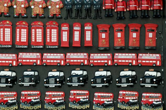 Quando se pensa em <a href="https://preprod.viagemeturismo.abril.com.br/cidades/londres-5/" target="_blank">Londres</a>, cinco coisas logo vêm à mente: os icônicos ônibus vermelhos de dois andares, as cabines telefônicas, os táxis e a realeza e a sua guarda real. Os souvenirs não poderiam ser outros! Quando se pensa em <a href="https://preprod.viagemeturismo.abril.com.br/cidades/londres-5/" target="_blank">Londres</a>, cinco coisas logo vêm à mente: os icônicos ônibus vermelhos de dois andares, as cabines telefônicas, os táxis e a realeza e a sua guarda real. Os souvenirs não poderiam ser outros!