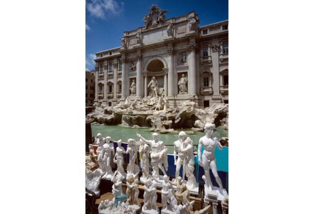 Cópias de algumas das mais populares estátuas de <a href="https://preprod.viagemeturismo.abril.com.br/cidades/roma-6/" target="_blank">Roma</a> são vendidas por toda a parte na cidade, inclusive em frente da bela <a href="https://preprod.viagemeturismo.abril.com.br/atracao/fontana-di-trevi/" target="_blank">Fontana di Trevi</a> Cópias de algumas das mais populares estátuas de <a href="https://preprod.viagemeturismo.abril.com.br/cidades/roma-6/" target="_blank">Roma</a> são vendidas por toda a parte na cidade, inclusive em frente da bela <a href="https://preprod.viagemeturismo.abril.com.br/atracao/fontana-di-trevi/" target="_blank">Fontana di Trevi</a>