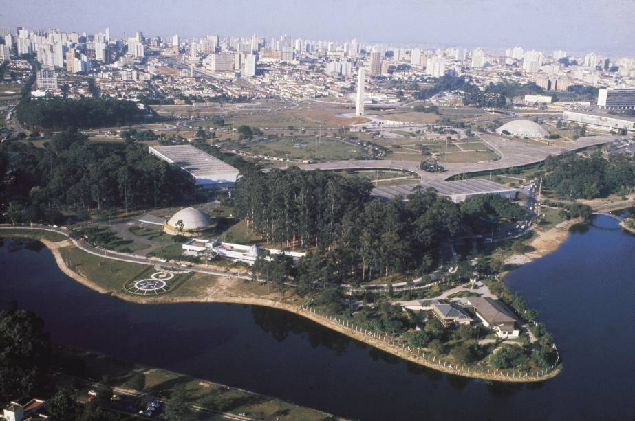 Com jardins projetados por Burle Marx, prédios projetados por Oscar Niemeyer, museus, pista de cooper, ciclovia, quadras, playgrounds, lanchonetes e restaurante, o Parque do Ibirapuera é o principal centro de lazer da cidade de São Paulo (SP). Há boa programação de shows à noite (pagos) e aos domingos (grátis).