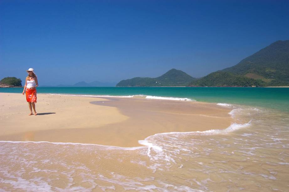 Praia da Ilha do Prumirim, localizada em frente à Praia do Prumirim, é destino de passeios de escuna e um ótimo lugar para mergulho