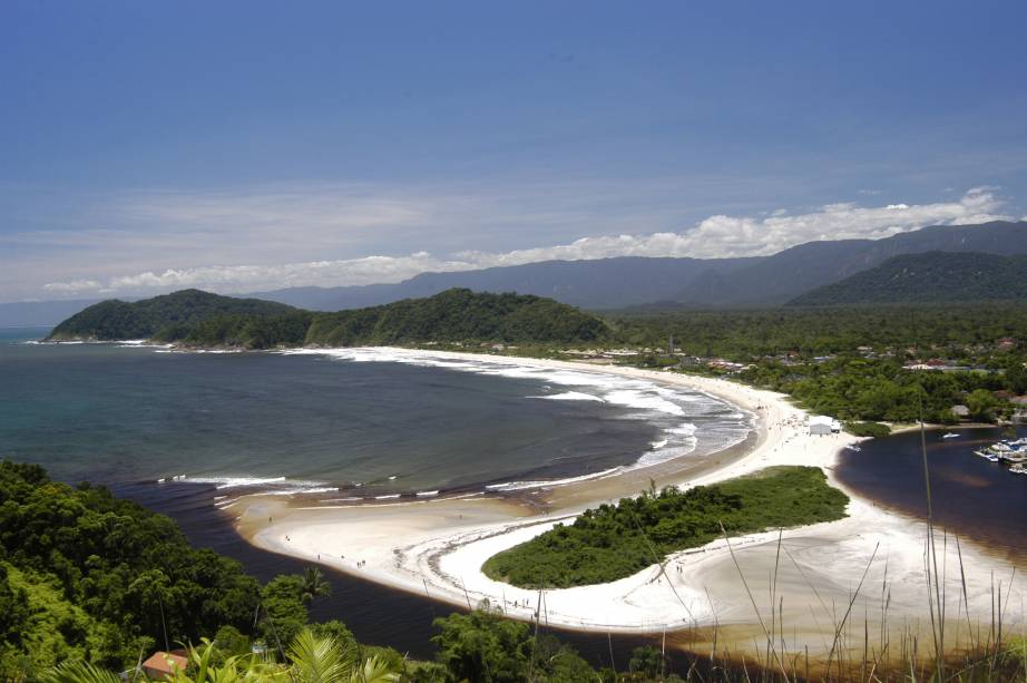 <strong>Barra do Una</strong> É uma espécie de capital naútica de São Sebastião. Na desembocadura do Rio Una estão os coloridos barcos e lanchas que fazem passeios até a Ilha de Montão de Trigo, Ilha das Couves e As Ilhas. De lá partem os caiaques que desafiarão as escuras águas dos Rios Una e Cubatão. Quem finca o guarda-sol na areia encontra na Barra do Una uma praia levemente inclinada, com ondas moderadas