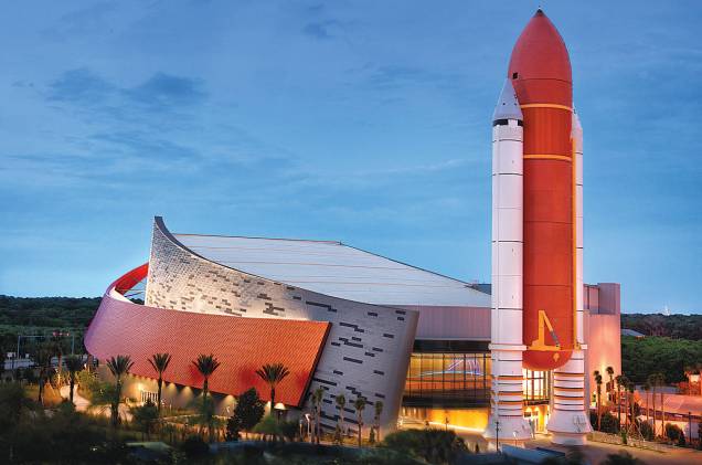 Vista do prédio Space Shuttle Atlantis, que expõe os feitos do ônibus espacial Vista do prédio Space Shuttle Atlantis, que expõe os feitos do ônibus espacial