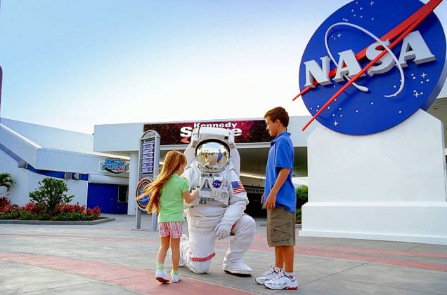 Astronauta recebe visitantes no Kennedy Space Center Astronauta recebe visitantes no Kennedy Space Center
